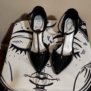 IMPO Patent Leather black ladies heels. (8) heel 3.5
